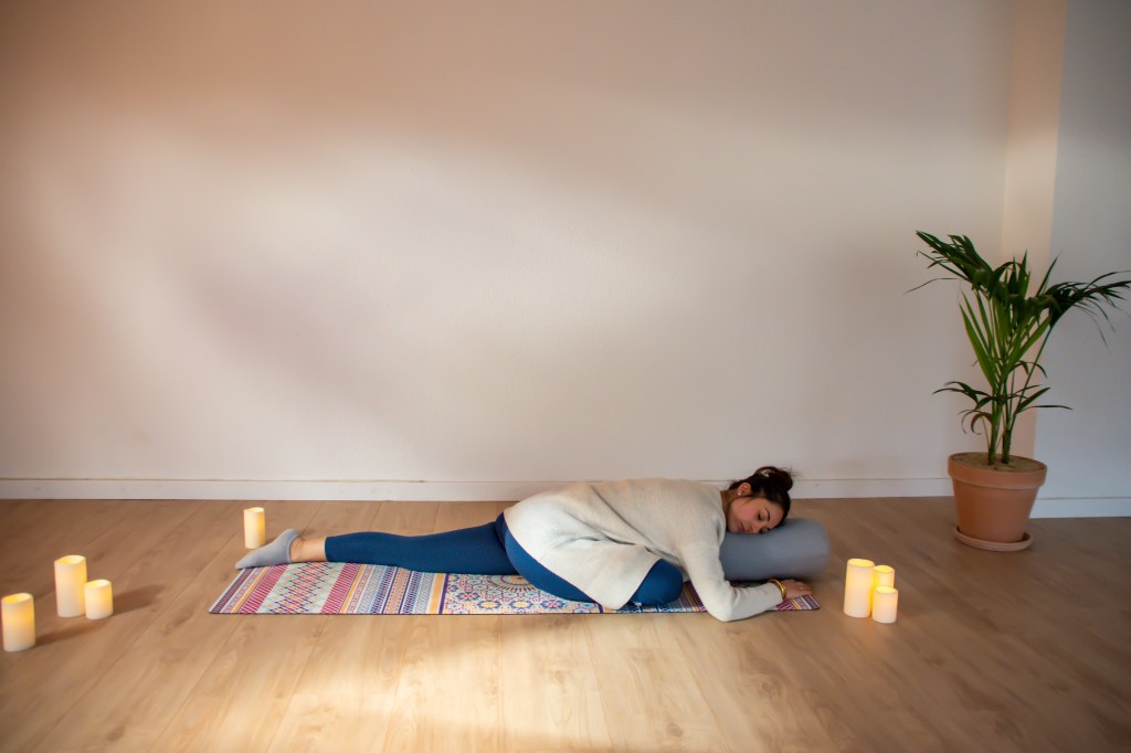 Yoga by M - Bien-être, équilibre, harmonie - Yoga restauratif Grenoble